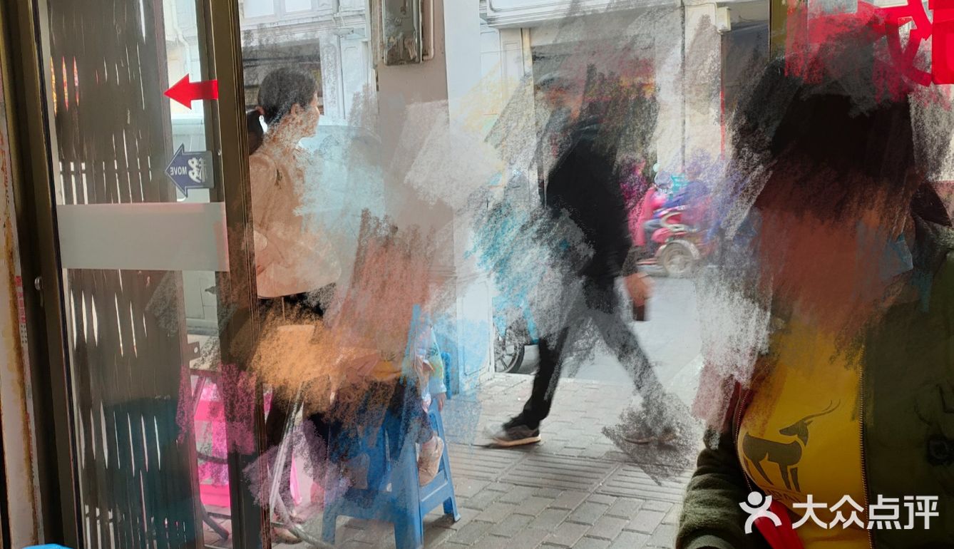 店员也是外地人,老板是不是就不知道了,挺多人吃的