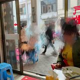 店员也是外地人,老板是不是就不知道了,挺多人吃的