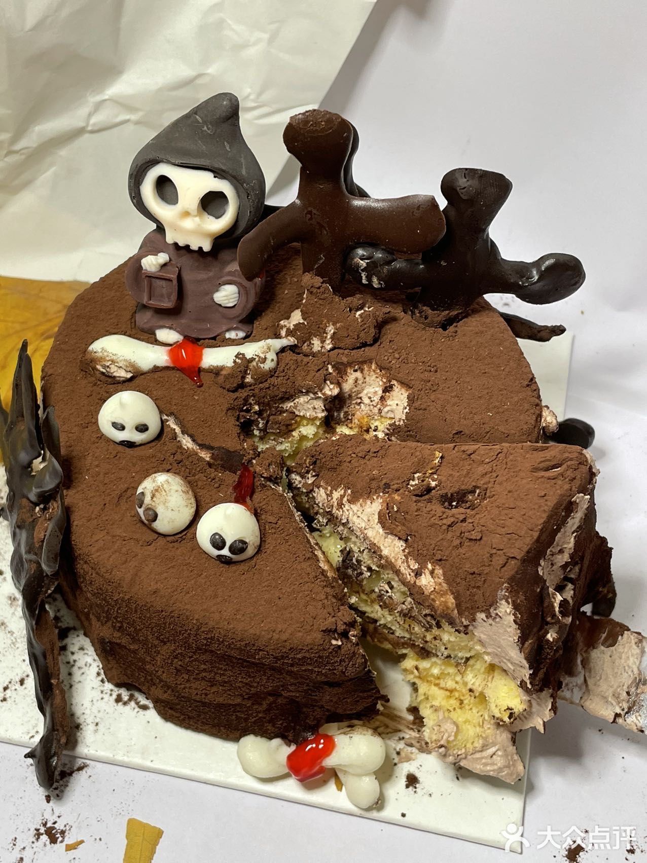 发现有只小可爱在吃巧克力🍫蛋糕