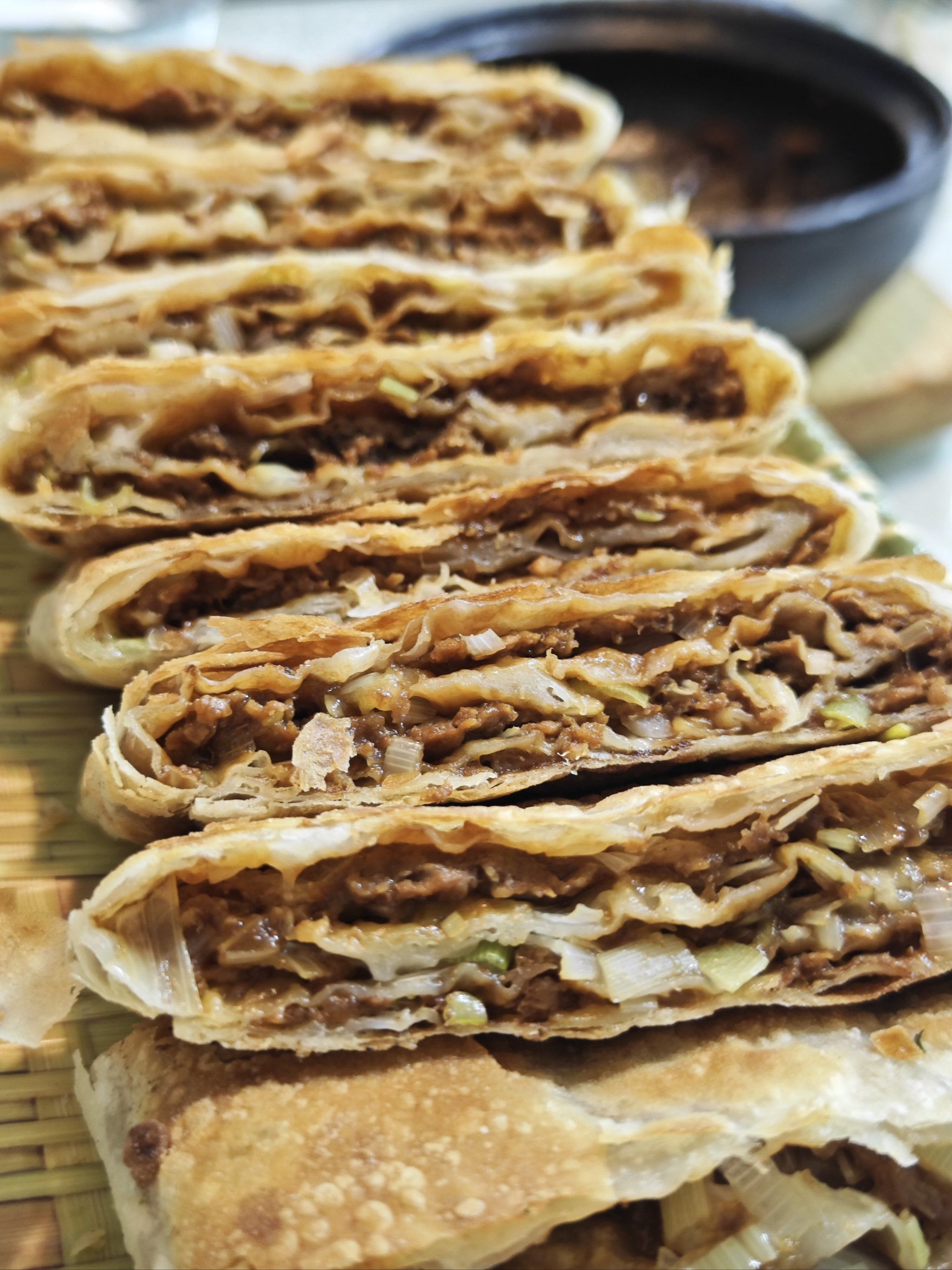 千层肉饼外皮酥脆肉馅鲜美,真的不要太好吃