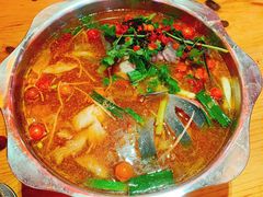 -野山舂·贵州现舂酸汤火锅(鸿通城店)