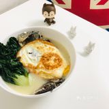 奶白色的鲫鱼汤，再加一颗鸡蛋就能实现。