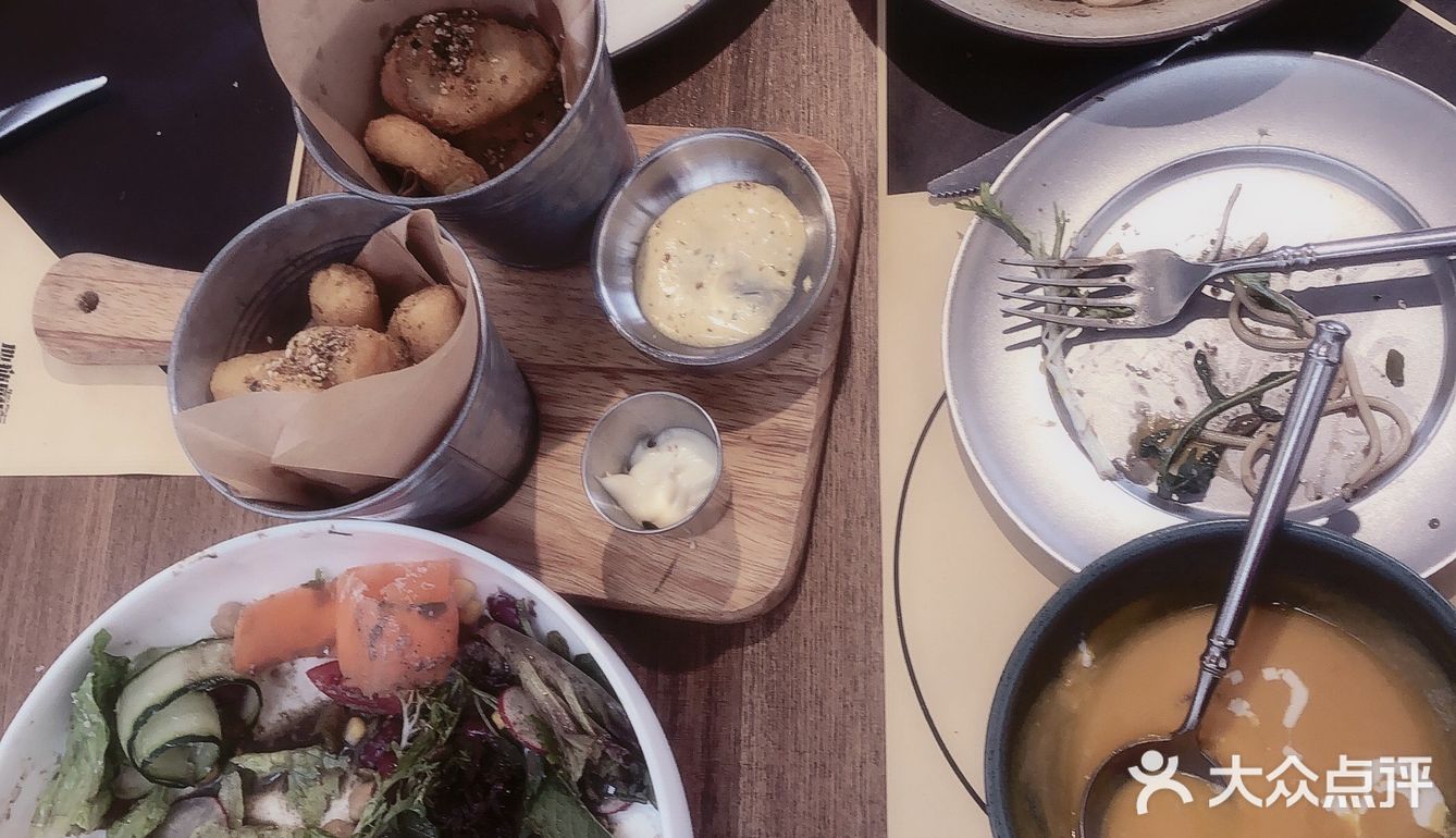 四面皆景,适合情侣、闺蜜聚会。我们点的套餐,搭配合理