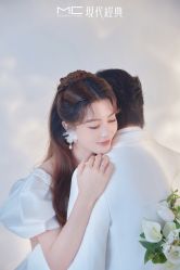 -现代经典婚纱摄影