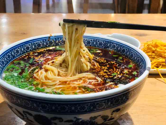 牛老碗牛肉面-"服务很好,是西安清真小吃馆子服务最好的了.