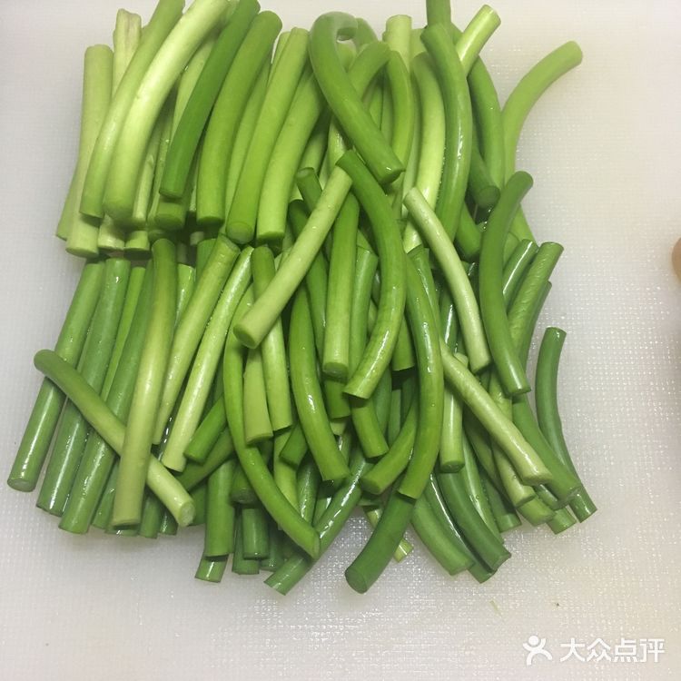 清炒蒜苔，想着要搭配什么肉类好麻烦，直接清炒吧
