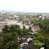 没想到公园塔下里地下室里居然