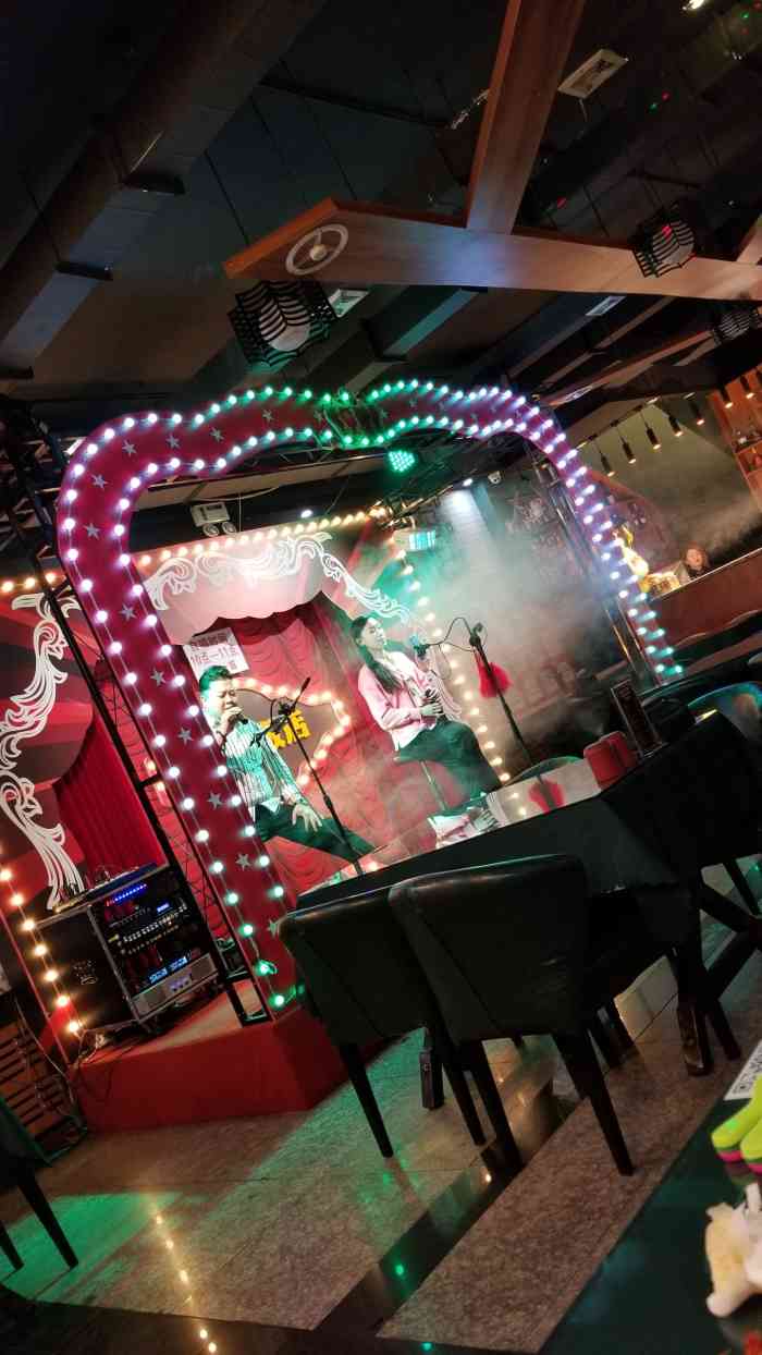 十里洋场·和平饭店怀旧音乐餐厅-"[环境]一楼有一个小舞台,装饰的很
