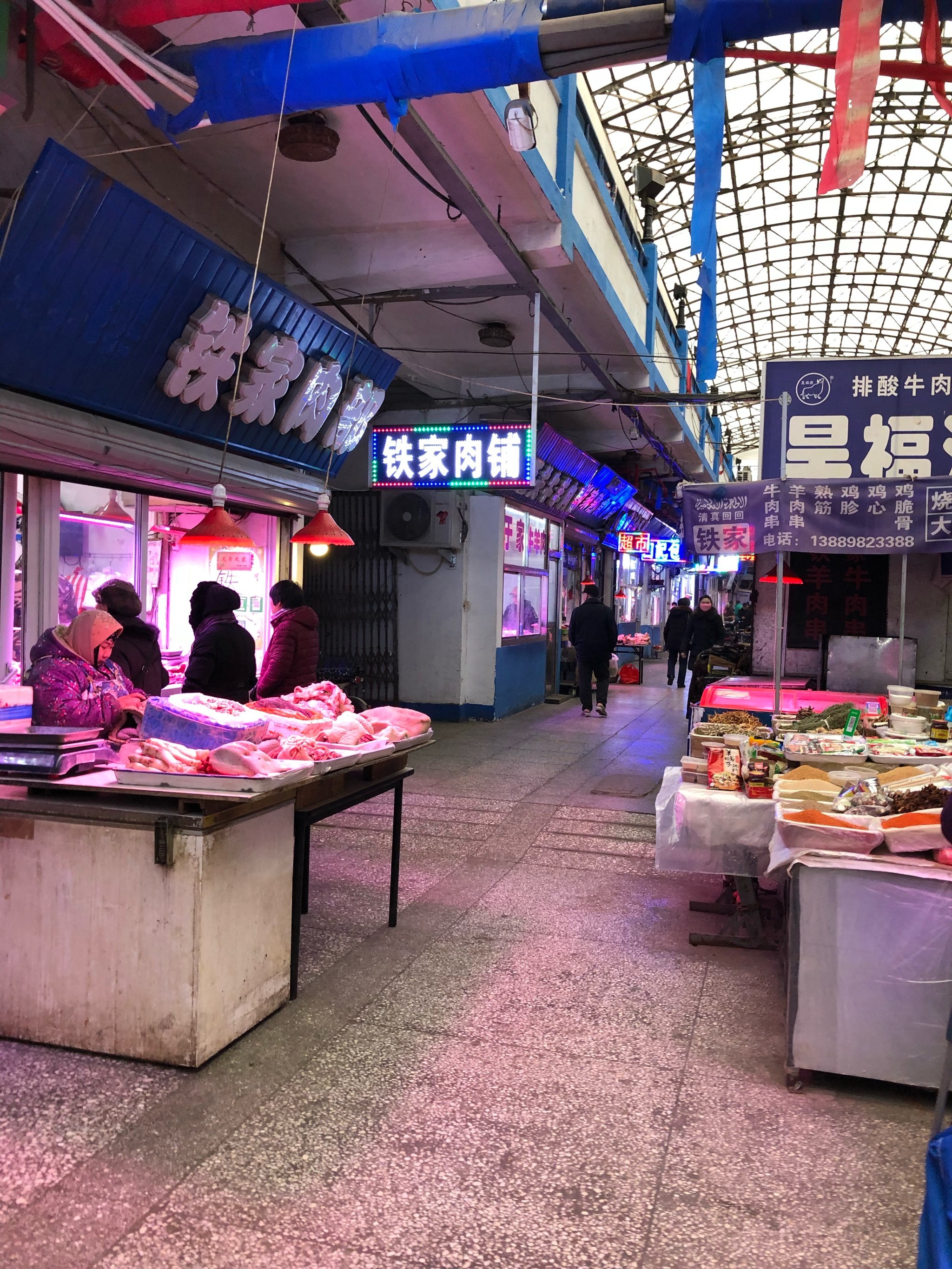 西关回民市场,位于市府市府广场的东侧