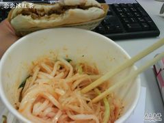 外卖的米皮+吃了一口的肉夹馍-西安五号米皮