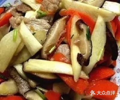 倒入多点的油，油温5成热时