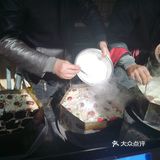 七拐八拐的小巷子里老远就看到有人排队啦。现做现卖