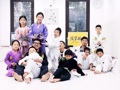 -菠萝格斗巴西柔术训练馆