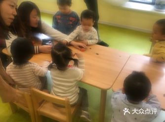 二层也有小教室和大教室，洗手间也都有宝贝们专用的东西