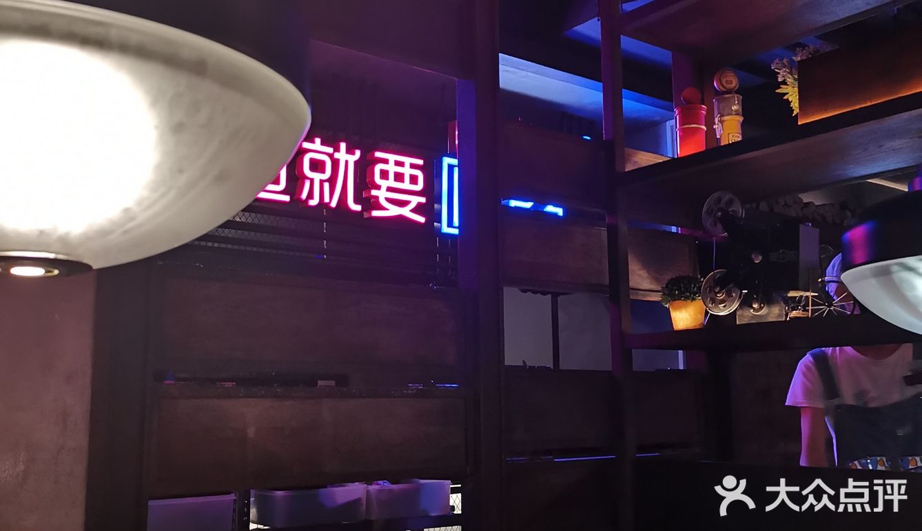 好歹门口还摆了台除味的