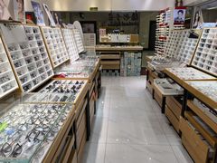 -美式眼镜·授权蔡司.依视路.尼康.豪雅.明月(人民广场店)