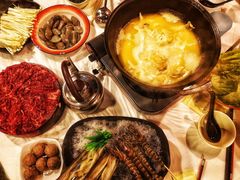 浓厚原只鸡煲花胶汤-鲜入围煮花胶鸡海鲜火锅