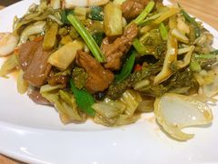 自制酸菜炒牛肉-宏记广东客家菜(丰汇店)