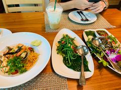 -Chom Cafe and Restaurant