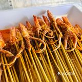 这家三圣乡的华阳串根香人也多了起来，大家都热衷于吃串串