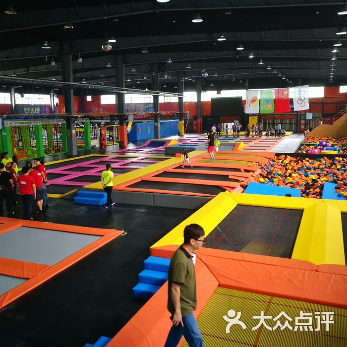 多乐岛蹦床公园
