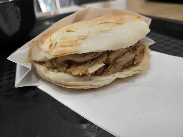 出差到郑州 酒店就近觅食  整个店面有点像金拱门的快餐,环境还是可以