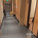 大圆桌下的友情时光