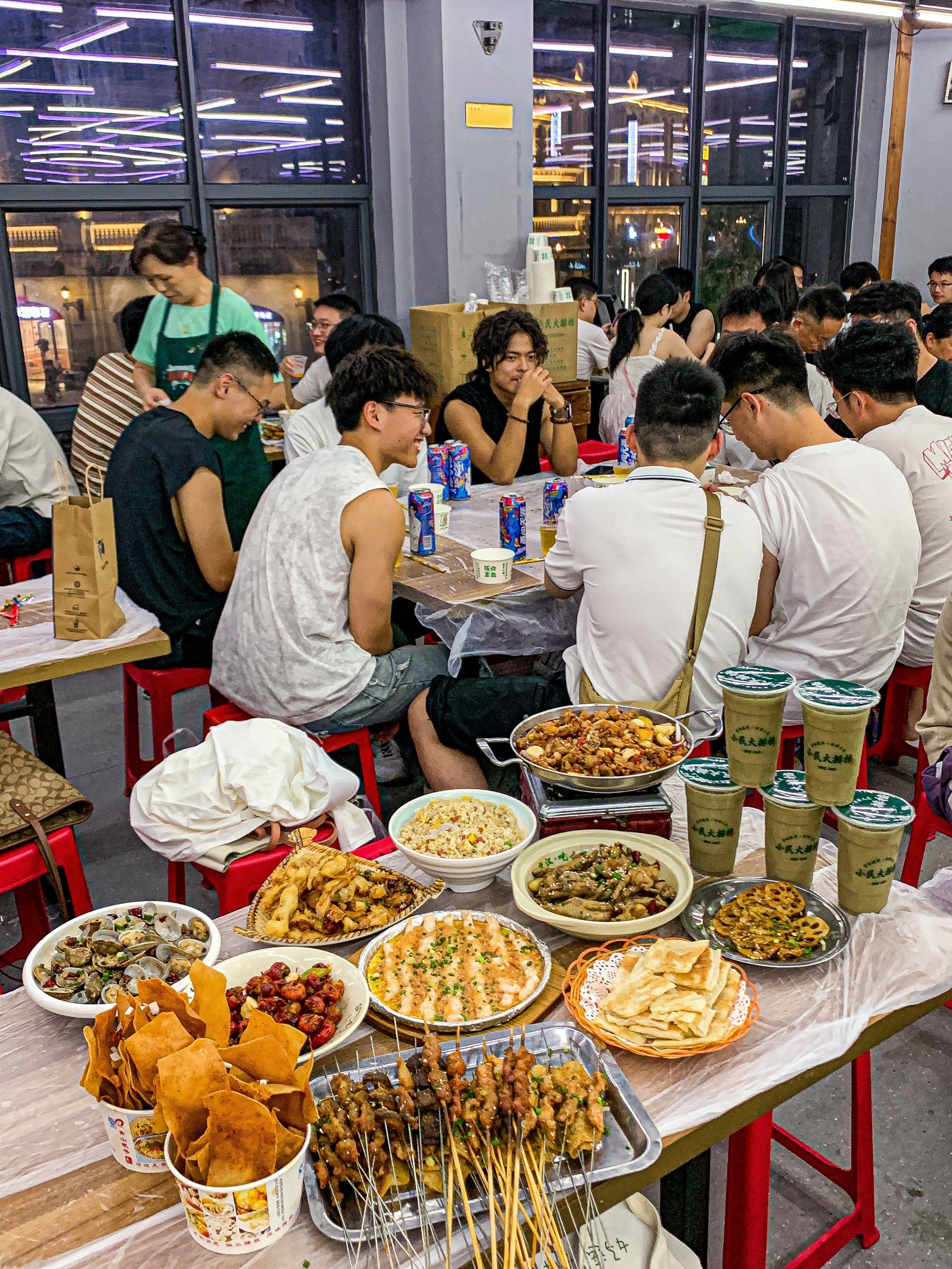 武汉本地人都爱吃的大排档
日均排队300 桌,市井烟火气满满
门口