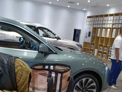 -华为授权体验店(中山公园来福士)