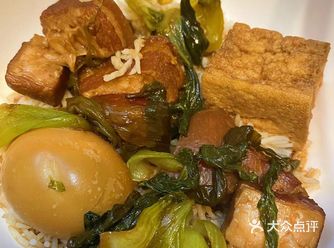 要说解馋还得是大肉。 五花肉切大块，用厨房纸擦去多余