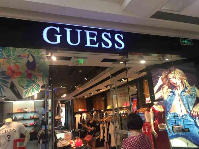 guess(河西万达店)-"这家店在万达广场一层中部,很大的店铺,试.