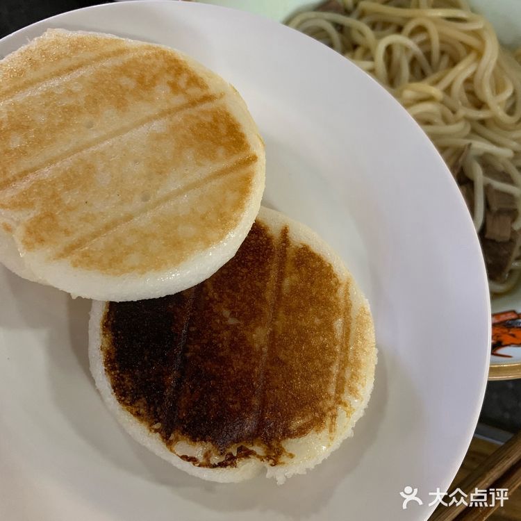 藕饺里面放了生姜稍微有点辣，蒿子粑粑蒿味很重