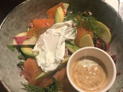 烟熏三文鱼色拉配水波蛋-Wagas(凤凰汇店)