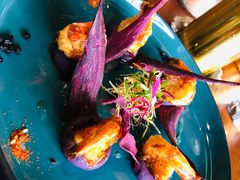 煎虾配紫薯泥薯片及姜味柠檬汁-AZUL by FUEL蓝色·法式酒馆(琶醍店)