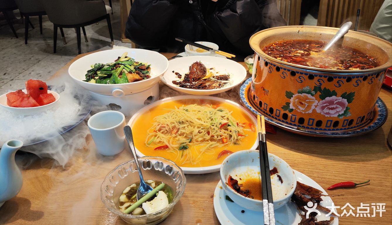 我与朋友们来到了一家川湘菜馆