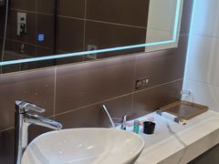 -潮漫酒店(北京通州环球度假区临河里地铁站店)