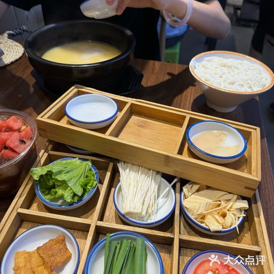 荣荣记云南过桥米线(交桂路店)