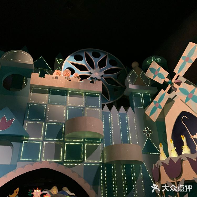 小小世界是迪士尼非常标志性的一项游乐设施，非常适合带