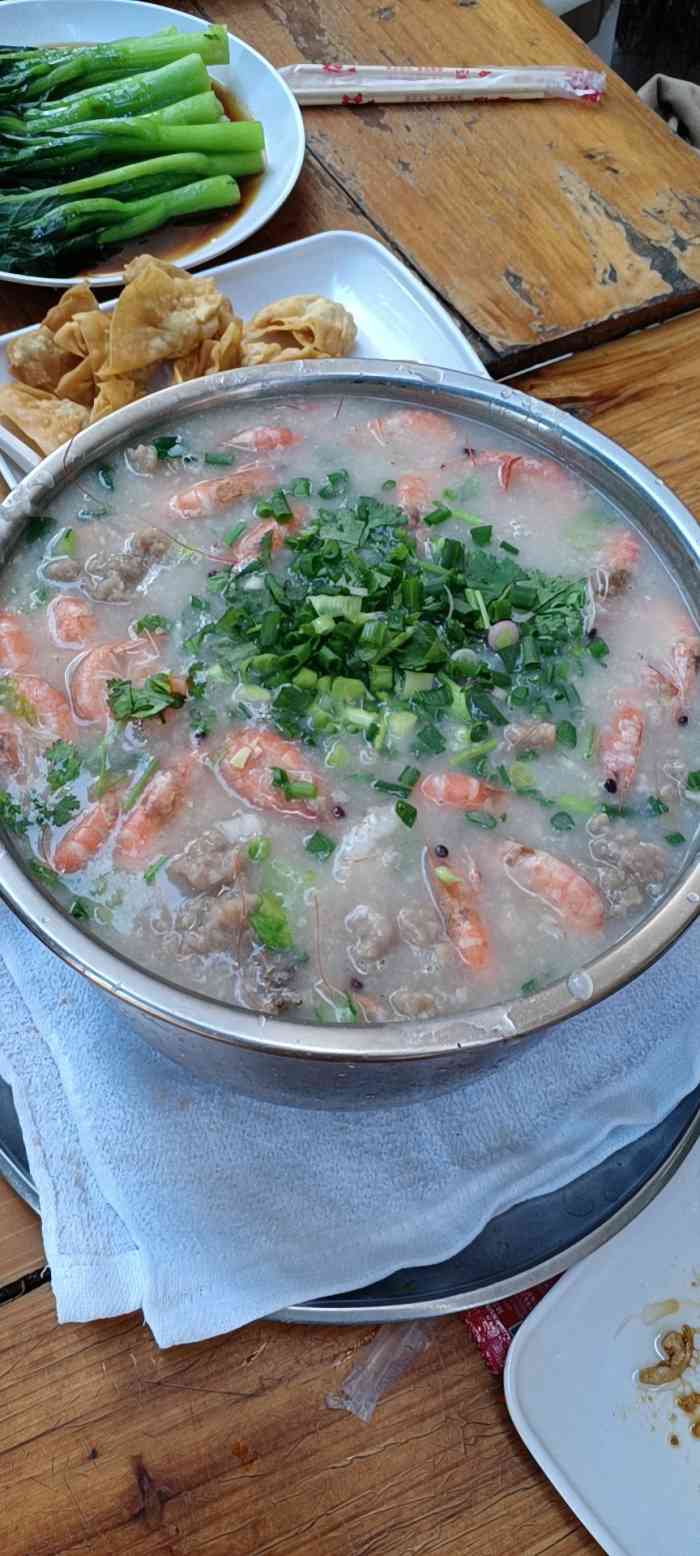 他们就是做街坊生意,一大碗粥才35元,料好足好味!
