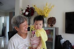 披上小黄袍,准备理发-龙文宝贝上门婴儿理发满月剃胎毛(总店)