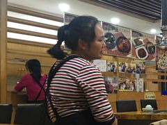 边玩手机边帮你烤肉的阿姨-金顺韩式烤肉·网红烤肉店(广利路店)