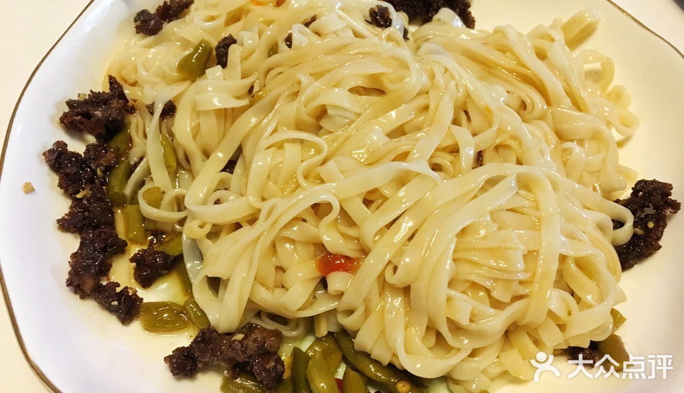 香喷喷的牛肉末葱油伴韭菜叶面