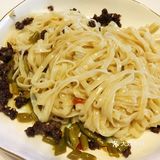 香喷喷的牛肉末葱油伴韭菜叶面