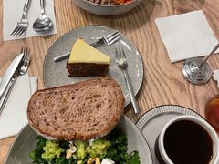 煎三文鱼牛油果色拉配鸡肉-Wagas沃歌斯(富力广场店)