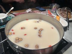 -尚尚仙·酸汤猪手·猪肚鸡火锅(华联万柳购物中心店)