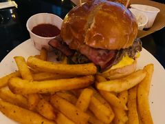 培根奶酪汉堡-瑞食酒馆 La Taverne Suisse