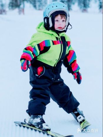 小宝宝滑雪的样子实在太可爱了