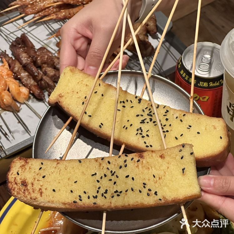 氛围感满满的烧烤店🍢人间烟火味浓‼️