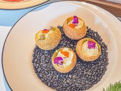 金枪鱼牛油果脆球-Crafted 花园露台牛排海鲜馆