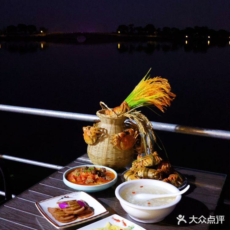 这家餐厅是真正的湖景餐厅,风景超惬意!阳澄湖大闸蟹